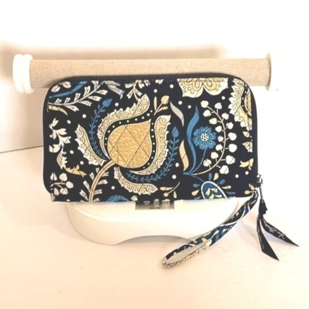 Vera Bradley Retired Ellie Blue Wallet Clutch Wristlet Zip Close